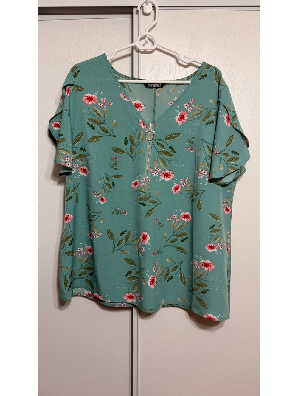 BloomChic Women’s 14-16 Floral Green Zip Front Flutter Sleeve Blouse